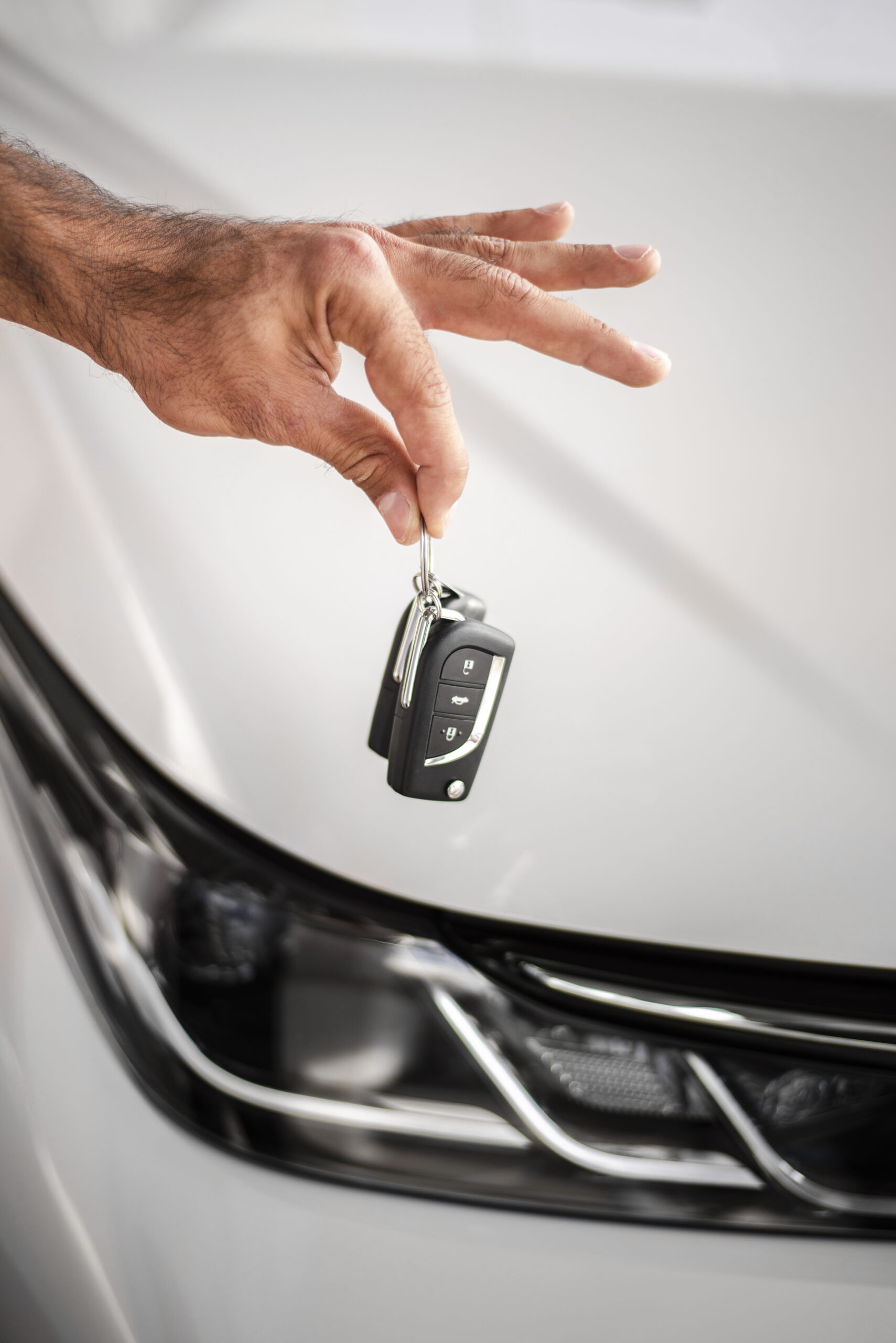 gros-plan-main-voiture-cles